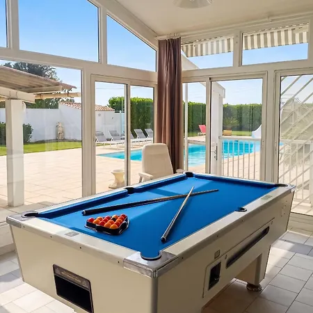 Villa Spacieuse Et Elegante A Avec Piscine Privee Meynes