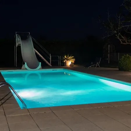 Villa Spacieuse Et Elegante A Avec Piscine Privee Meynes